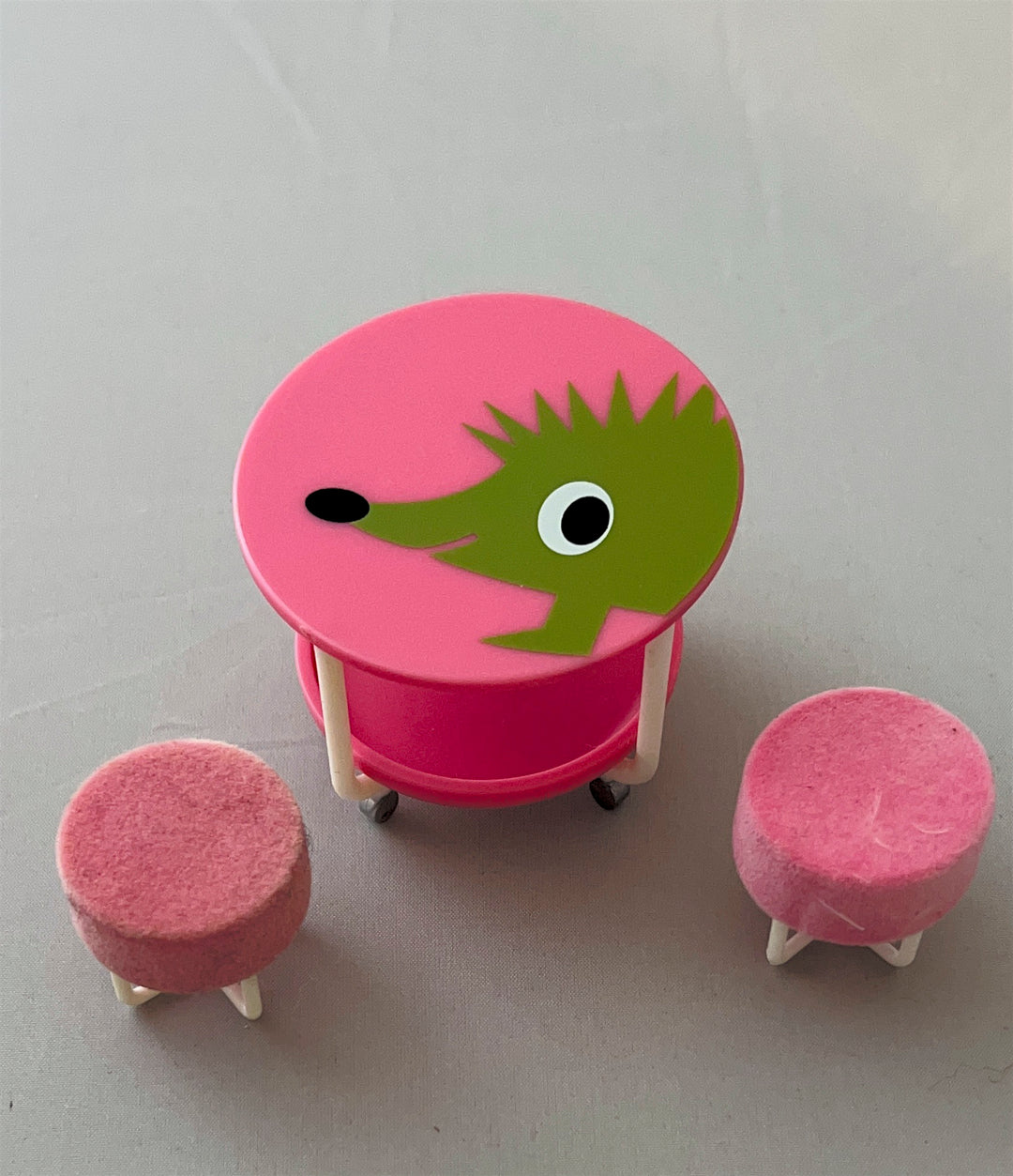 Lundby - Classic Micki Playroom Table and Stools